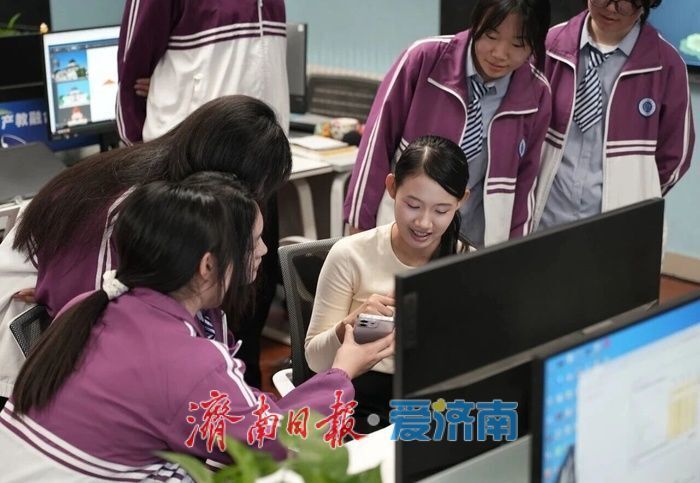 济南信息工程学校数字工厂专班开展AI扁平化设计交流课 数字文化创意软件开发提速